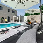 Дом отдыха Designer Simone - Modern Und Heritage Style By Interhome Tinjan
