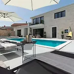 Дом отдыха Designer Simone - Modern Und Heritage Style By Interhome