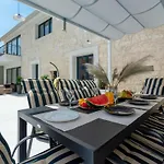 Designer Simone - Modern Und Heritage Style By Interhome