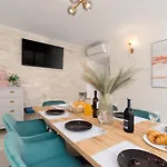 Дом отдыха Designer Simone - Modern Und Heritage Style By Interhome Tinjan