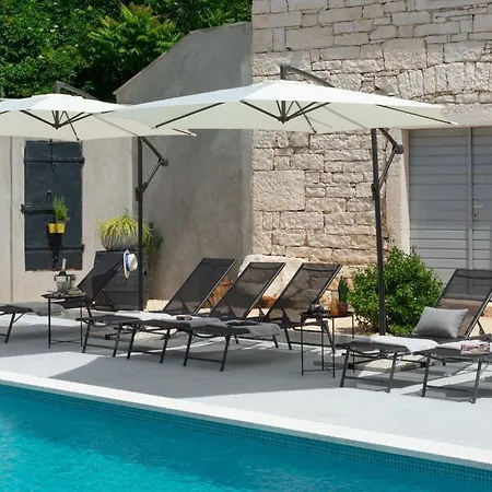 Designer Simone - Modern Und Heritage Style By Interhome Tinjan