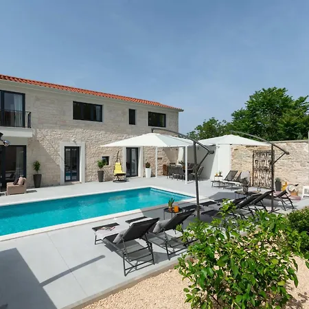 Designer Simone - Modern Und Heritage Style By Interhome