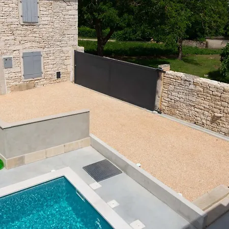 Designer Simone - Modern Und Heritage Style By Interhome Tinjan
