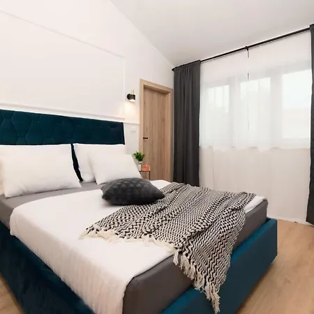 Designer Simone - Modern Und Heritage Style By Interhome