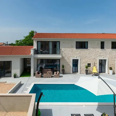 Designer Simone - Modern Und Heritage Style By Interhome Tinjan