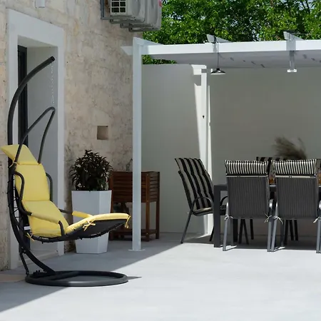 Designer Simone - Modern Und Heritage Style By Interhome