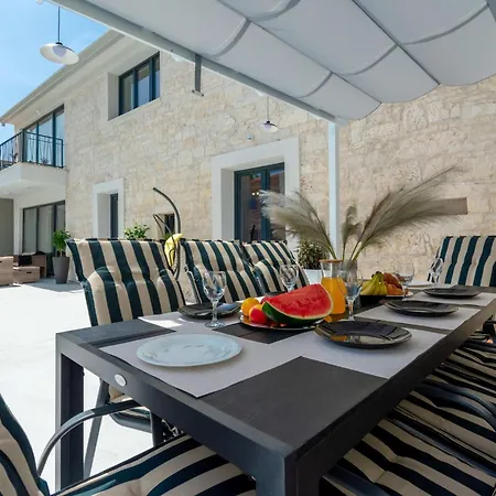 Designer Simone - Modern Und Heritage Style By Interhome